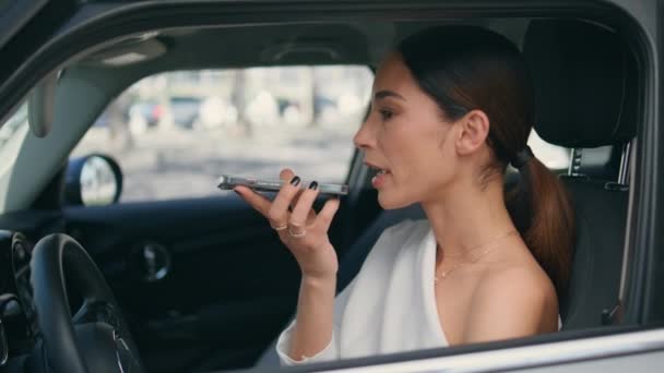 Mujer Negocios Utilizando Función Reconocimiento Voz Smartphone Sentado Rueda Coche — Vídeos de Stock