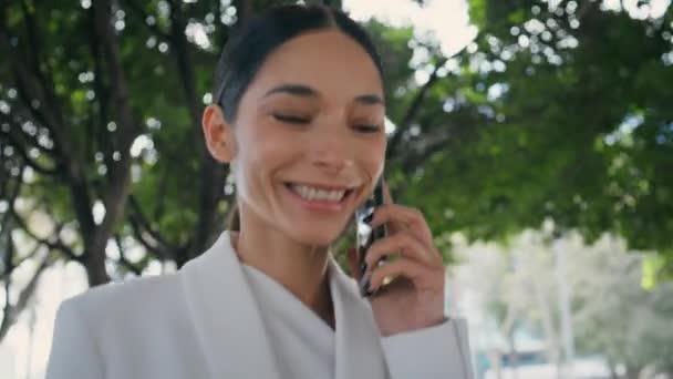 Joyful Brunette Talking Phone Walking City Park Elegant White Suit — Stock Video