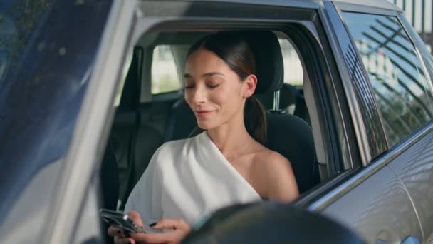 Szczęśliwa Bizneswoman Siedzi Samochód Patrząc Smartfona Bliska Elegancki Elegancki Kierowca — Wideo stockowe