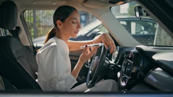 Нервова Жінка Дзвонить Переднє Сидіння Автомобіля Елегантному Білому Костюмі Крупним — стокове відео