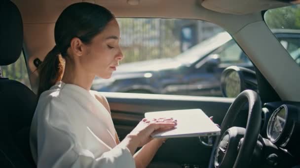 Чудова Жінка Розкішному Автомобілі Закриває Ноутбук Дивлячись Дзеркало Крупним Планом — стокове відео