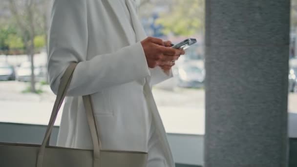 Mujer Desconocida Usando Smartphone Caminando Trabajo Oficina Cerca Mujer Negocios — Vídeos de Stock