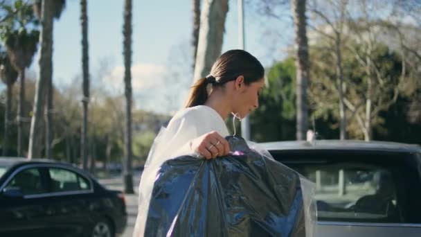 Жінка Кладе Одяг Багажник Сучасний Автомобільний Сонячний День Впевнена Бізнес — стокове відео