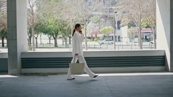 Chic Business Lady Volá Spěchající Kanceláře Módním Bílém Obleku Okouzlující — Stock video