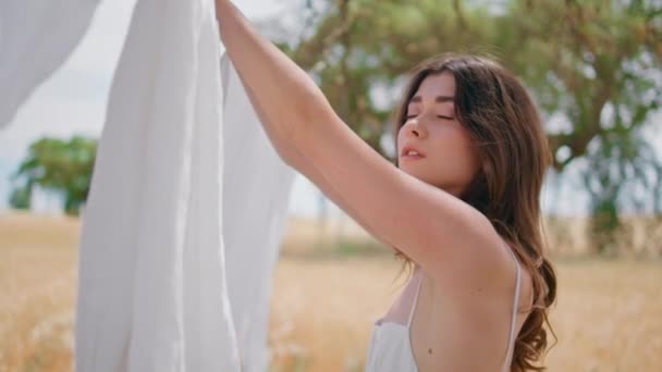 Jeune Femme Foyer Suspendue Blanchisserie Aux Rayons Soleil Nature Rurale — Video