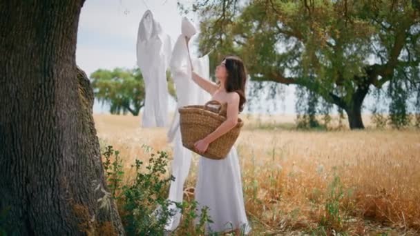 Вовлеченная Девушка Вешает Белое Бельё Веревку Летнюю Природу Молодая Брюнетка — стоковое видео