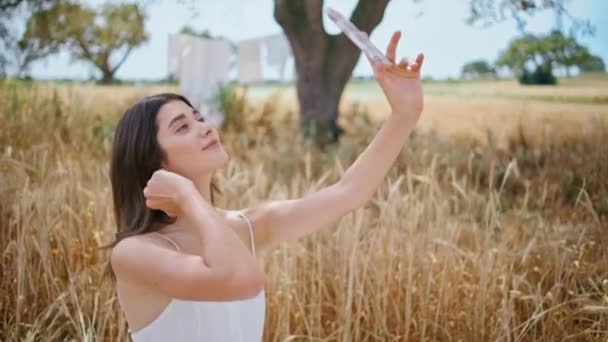 Χαρούμενο Κορίτσι Ποζάρουν Τηλεφωνική Κάμερα Όμορφη Αγροτική Φύση Closeup Ελκυστική — Αρχείο Βίντεο