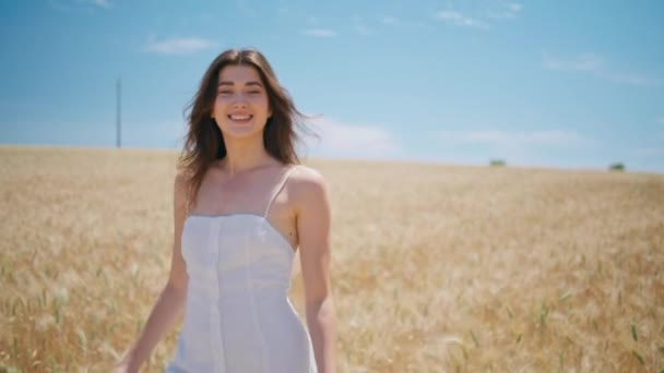 Een Vrolijke Dame Wandelend Het Zonlicht Tarweveld Frisse Glimlachende Vrouw — Stockvideo