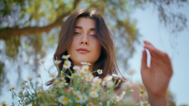 Taşra Modeli Kırsal Kesimde Çiçekleri Barındırır Yakından Gülümseyen Kadın Yüzü — Stok video