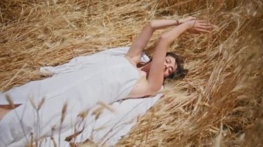 Rahatlamış model güneşli saman diyarını soğutuyor. Huzurlu meditasyon yapan kadın kırsal alanda tek başına dinleniyor. Kaygısız uykulu kız kırsal alanda eğleniyor. Huzurlu bayan güneşte ısınıyor