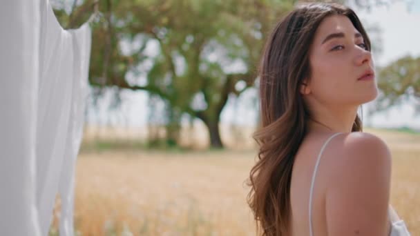 Chica Rural Disfrutando Del Aire Fresco Verano Jardín Cerca Sensual — Vídeo de stock