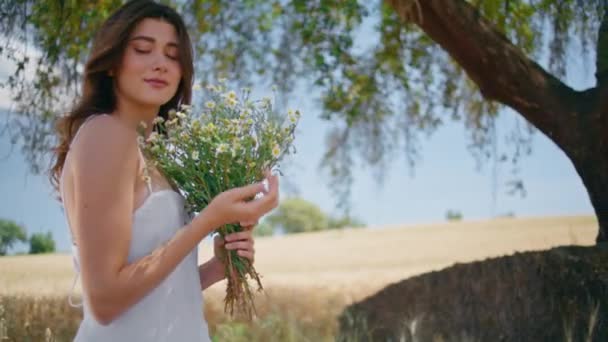Modelo Suave Farejando Flor Posando Retrato Natureza Verão Mulher Despreocupada — Vídeo de Stock