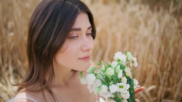 Spikelets Doğa Yakın Çekim Eustoma Çiçeklerinin Tadını Çıkaran Genç Bayan — Stok video