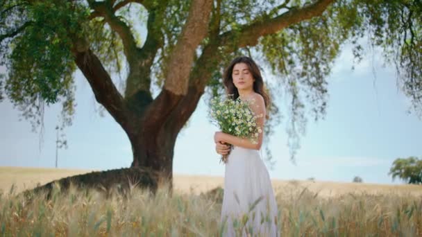Νεαρή Γυναίκα Που Κρατάει Λουλούδια Στο Χωράφι Σίκαλης Ευγενική Κυρία — Αρχείο Βίντεο