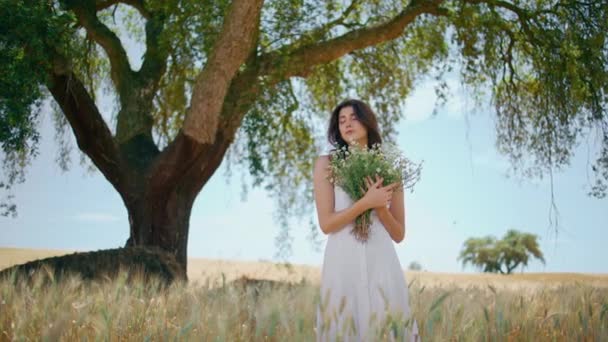 Bahçede Papatya Çiçekleriyle Poz Veren Rahat Bir Kız Rüzgarlı Buğday — Stok video