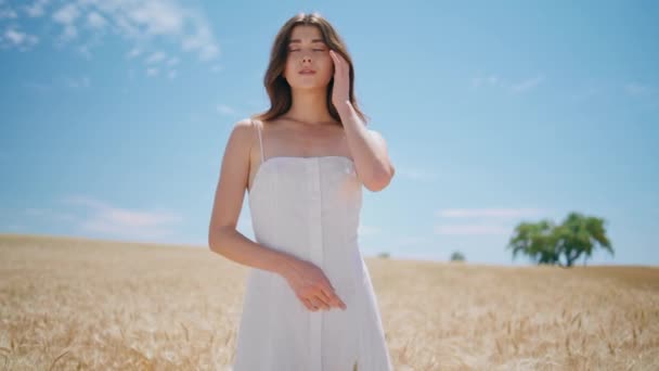 Serene Model Warming Sun Golden Spikelets Field Horizon Tender Woman — Stock Video