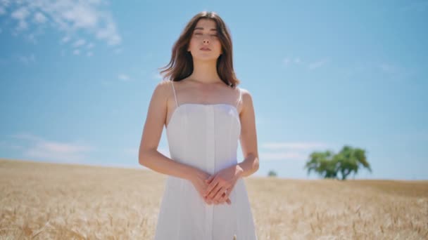 Mooi Model Zonnig Portret Het Platteland Natuur Zelfverzekerd Meisje Kijkt — Stockvideo