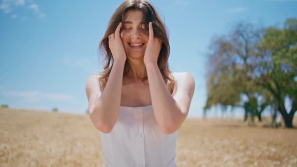 Mutlu Bayan Yaz Otlağında Saçlarını Sallıyor Gülümseyen Kaygısız Kadın Saç — Stok video