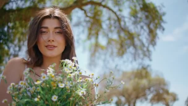 Chica Sensual Proponiendo Floración Cámara Retrato Naturaleza Rural Mujer Serena — Vídeos de Stock