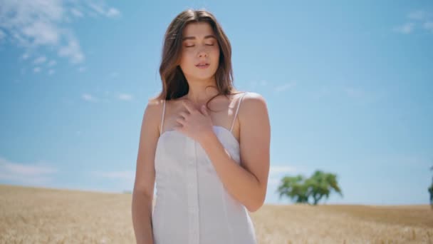 Spikelets Meadow Güneşlenmekten Hoşlanan Romantik Bir Kadın Çavdar Tarlası Portresinin — Stok video