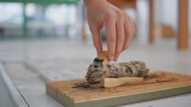 Elleri kapalı mekanda aroma çubukları tutuyor. Palo santo ağacı tütsüsü kullanan bir kadın aromaterapinin tadını çıkarıyor. Tanınmayan bir kız kutsal ağacı yakıyor ve hafta sonları evde dinleniyor. Dini ritüeller meditasyon.