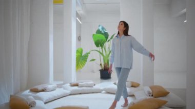 Huzurlu kız dinlenme terapi yoga merkezi. Hoş bir bayan ellerle dans ederek yalnız zaman geçirmekten hoşlanıyor. Güzel, sakin bir kadın stres atölyenin keyfini çıkarıyor. Duygusal uyum, refah...