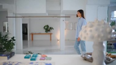 Kadın tek başına dükkan lobisine gidiyor. Başarılı bir iş kadını kaplıca merkezinde çağdaş bir salonda yürüyor. Güzel esmer kadın hafta sonu sanat galerisini ziyaret ediyor. Kitapları tablo ekranında göster.