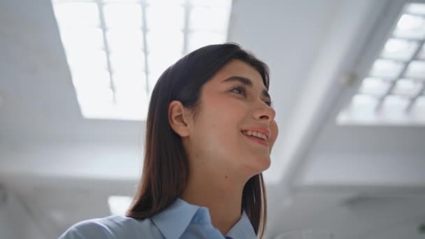 Menina Sorrindo Água Potável Escritório Closeup Empresária Feliz Tomando Gole — Vídeo de Stock