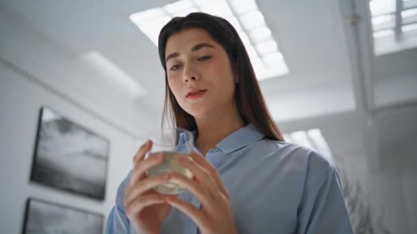 Gerente Primer Plano Sosteniendo Vaso Agua Oficina Hermosa Mujer Mirando — Vídeos de Stock