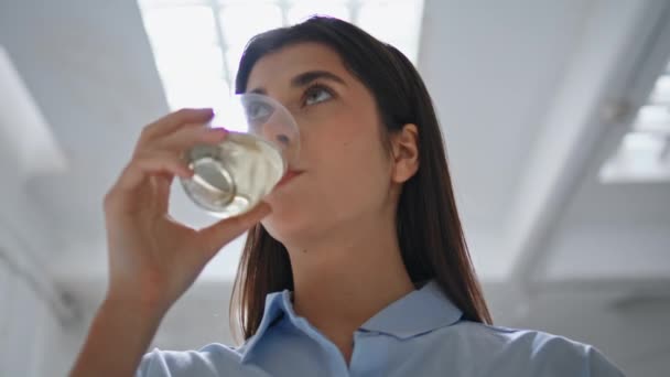 Dziewczyna Bliska Pije Wodę Przy Lampie Piękne Biuro Menedżera Przerwy — Wideo stockowe