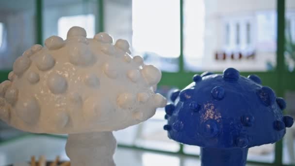 Zbliżenie Piękne Wnętrze Rzeźby Wewnątrz Kreatywny Niebieski Biały Grzyby Wyświetlane — Wideo stockowe