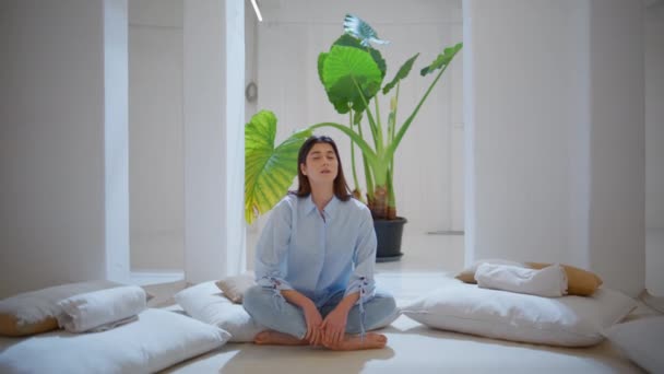 Meditativ Kvinna Tittar Kameran Mysigt Ställe Lugn Kvinna Sitter Lotus — Stockvideo