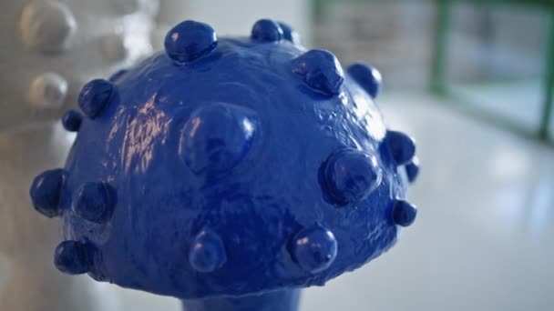 店の創造的な陶磁器の彫刻を閉めて下さい 手作りの展覧会で美しい青い未来のキノコ デザインアートのインスタレーションで装飾的な石膏の数値 ホームアクセサリー装飾アイテムコンセプト — ストック動画