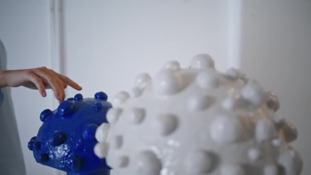 Kobieta Dotykając Dłoni Ceramiczne Rzeźby Zbliżenie Klient Odwiedzający Sklep Dekoracjami — Wideo stockowe