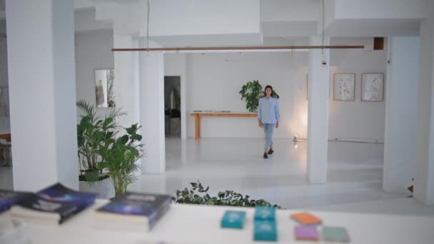 Dívka Moderních Kancelářských Prostorách Krásná Žena Navštíví Uměleckou Galerii Víkendu — Stock video