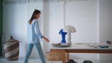 Alışveriş yapan kadın hafta sonu mağazaya gidiyor. Sanat tasarım dükkanını ziyaret eden güzel bir kız ev dekorasyonu arıyor. Spa merkezinin yaratıcı alanında düşünceli bir müşteri. İş sahibi gösterilen malları kontrol et.