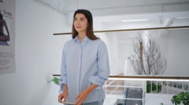 Kadın mağaza sahibi zoom yapıyor. Gülümseyen kız müşteri spa merkezinin lobisinde broşür tutuyor. Güzel bir satış elemanı boş dükkandaki ürün tasarımlarını kontrol ediyor. Küçük işletme girişimcisi