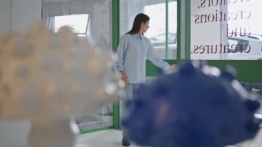 Kadın hafta sonu mağaza kapısına giriyor. Yakın çekim gülümseyen müşteri ürünleri seçiyor. Sanat galerisinde yürüyüş yapan güzel bir esmer. Düşünceli genç tasarımcı ev dekorunu kontrol ediyor