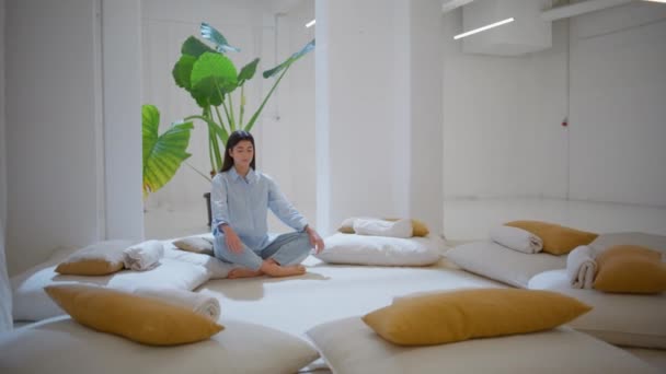 Serene Fille Reposant Position Lotus Dans Studio Confortable Femme Calme — Video