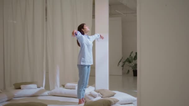 Menina Meditativa Esticando Mãos Quarto Acolhedor Mulher Despreocupada Relaxante Respirando — Vídeo de Stock