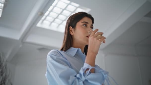 Όμορφη Γυναίκα Πίνει Νερό Στο Κοντινό Γραφείο Όμορφη Κοπέλα Λαμβάνοντας — Αρχείο Βίντεο