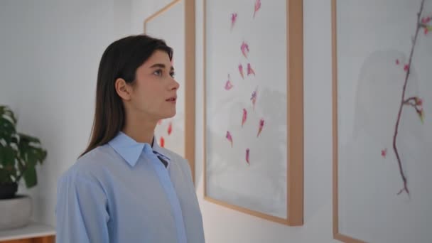 Menina Olhando Exposição Arte Galeria Closeup Visitante Focado Desfrutar Pinturas — Vídeo de Stock