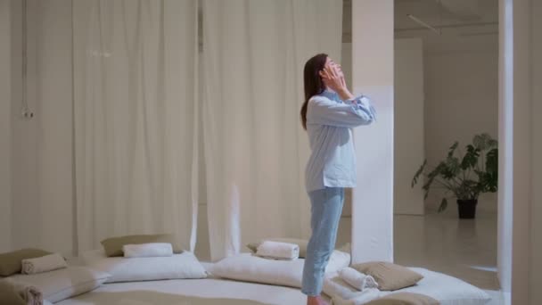 Menina Serena Esticando Mãos Corpo Casa Manhã Modelo Tranquilo Respirando — Vídeo de Stock