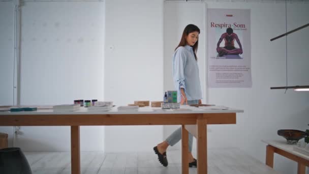 Girl Entrepreneur Walking Shop Alone Thoughtful Customer Going Yoga Spa — Stock Video