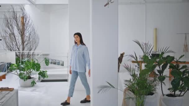 Schöne Mädchen Treten Wohnung Zimmer Junge Designerin Posiert Morgens Ladenstudio — Stockvideo