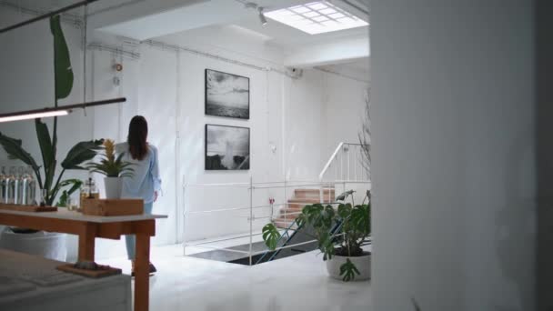 Femme Visitant Galerie Art Contemporain Vue Arrière Salle Marche Fille — Video