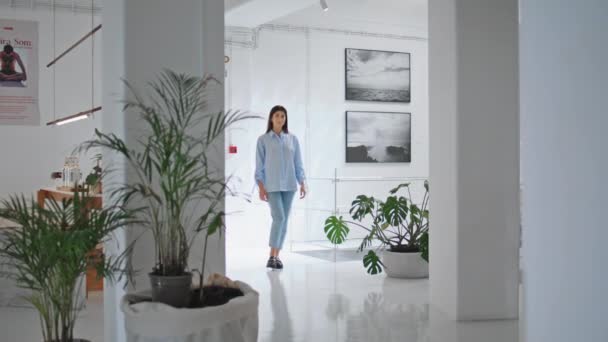 Femme Marchant Seule Dans Hall Art Fiers Concepteur Propriétaire Petite — Video