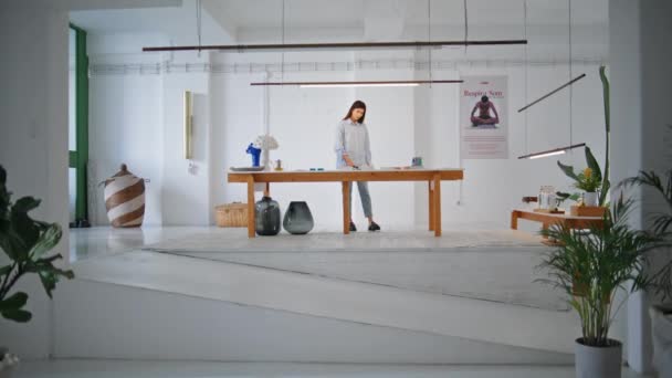 Женщина Арт Центре Выходных Спокойная Брюнетка Проверяет Произведения Искусства Столе — стоковое видео