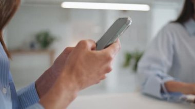 Kadın elleri iş yerinde ekranı kaydırıyor. Ofis müdürü cep telefonunu internet mağazasının sosyal medya hesaplarını kontrol ediyor. Tanımlanamayan girişimci konferans odasında akıllı telefon tutuyor. Cep telefonu kullanan yönetici.