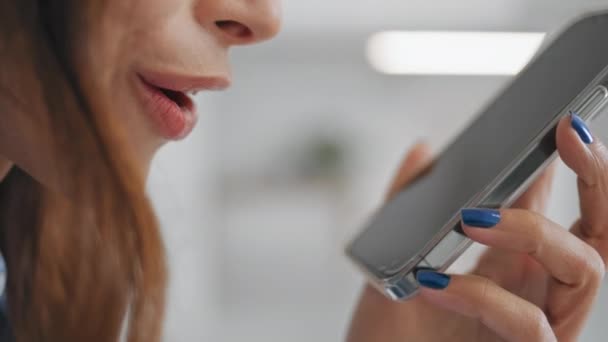 Großaufnahme Lippen Sprechen Mikrofon Zelle Lächelnde Junge Frau Mit Smartphone — Stockvideo
